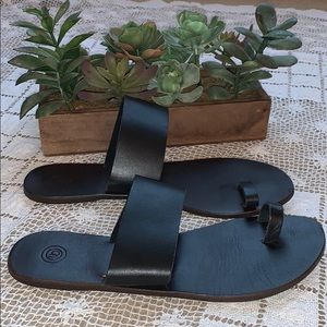 UO URBAN OUTFITTERS black leather sandals 8